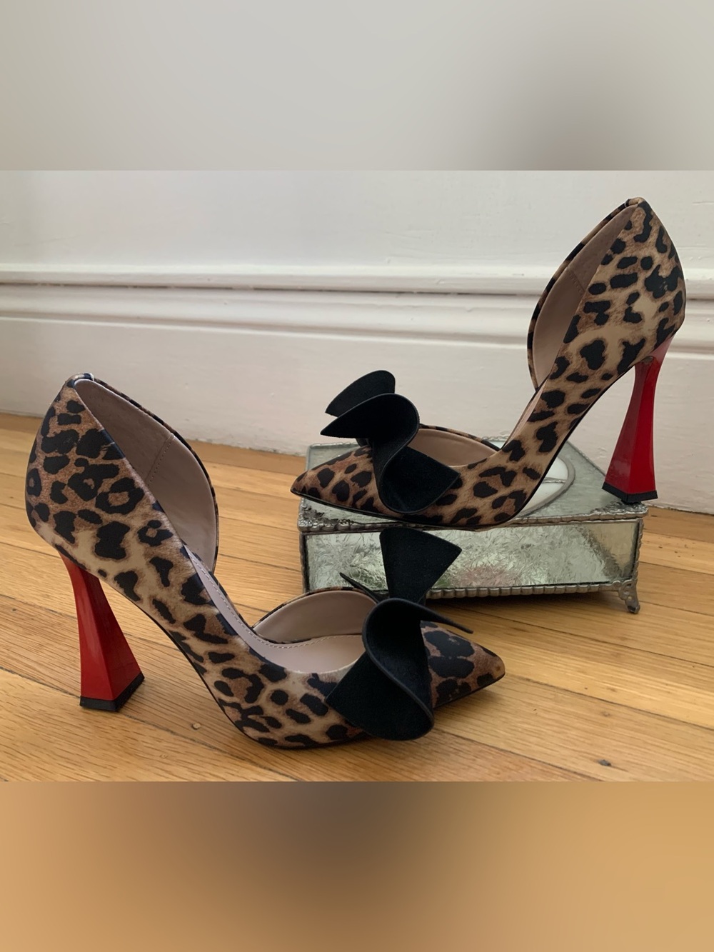 EUC BETSEY JOHNSON Nobble Leopard Print Black Bow Red Stiletto Heel Shoes SZ 7.5